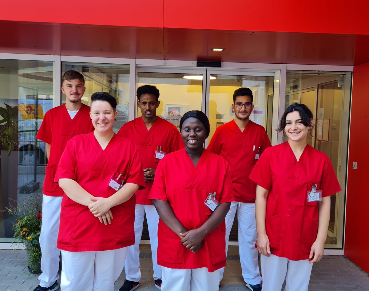 „Ich fand die Zusammenarbeit in diesem Team von Anfang an super, deshalb freue ich mich auf die Ausbildung hier“, sagt Larissa Bein. Sie ist eine von sechs neuen Auszubildenden im #Caritas Pflegeheim Friedheim. Schön, dass ihr da seid!