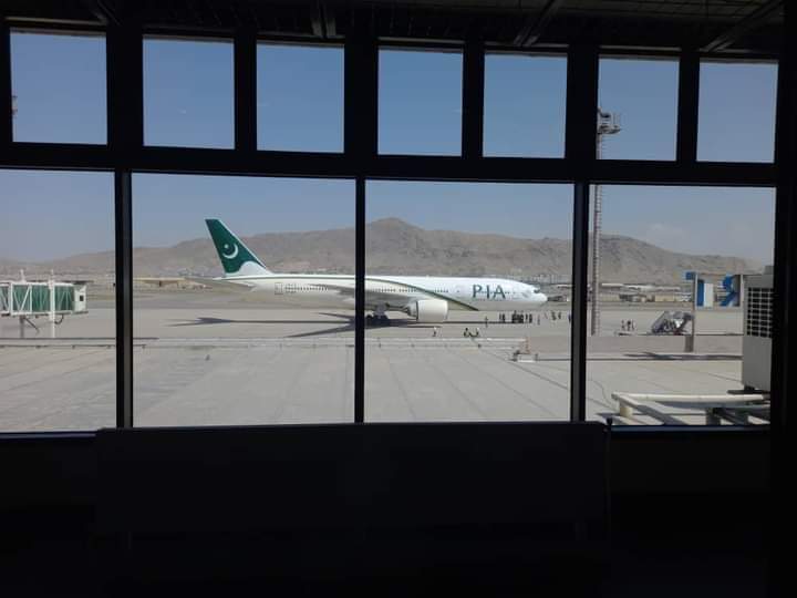 First commercial flight to Afghanistan after the Taliban takeover, a PIA Boeing 777, lands in Kabul 

#KabulAirport #Kabul #Afghanistan #Pakistan #PIA