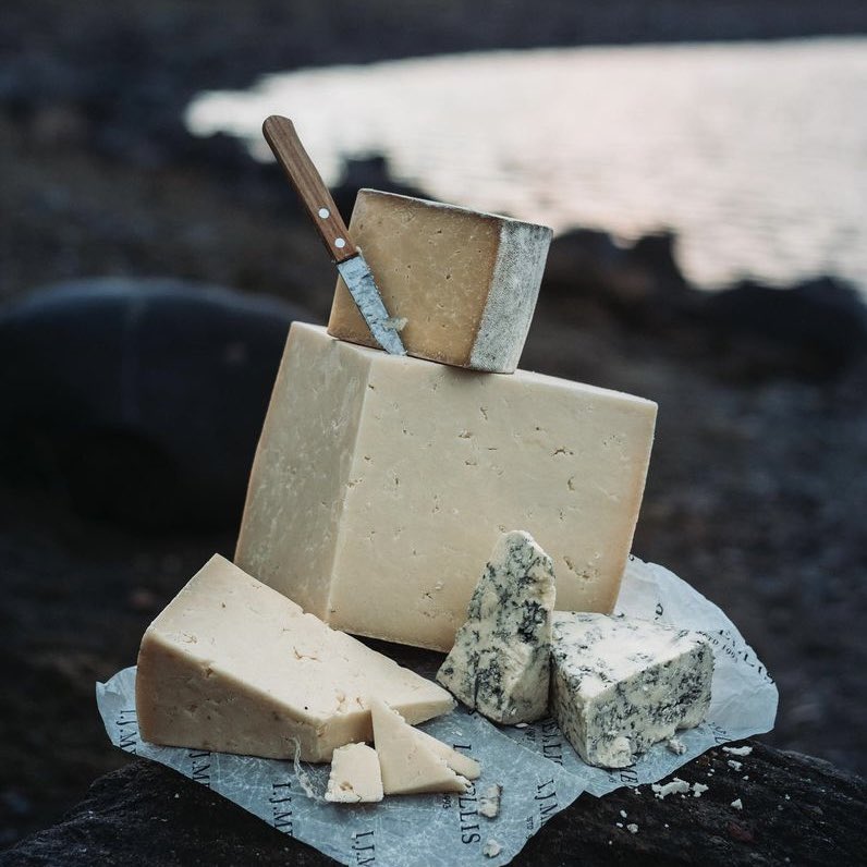 CharlPackaging's tweet photo. Another fabulous photo from @mellischeese 🧀 

Waxed paper for cheese wrapping, available with and without branding 👌🏼 

#cheesewrap #waxed #waxedpaper #papersheets #biodegradable https://t.co/9rrpMiUsPv
