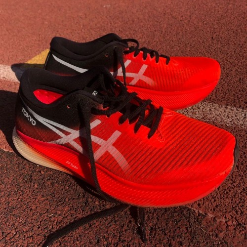 Trichile's tweet photo. Testeo Asics Metaspeed Sky por @saeztri
¡No te pierdas este completo #TrichileTesteo ✍🏼 del triatleta Nicolás Sáez del nuevo modelo de @Asics_Chile que definió como "una zapatilla muy estable y respirable👟".
➡️ https://t.co/OJzwDppxK7
#TrichileTesteos #NicoSaez #AsicsChile https://t.co/lBBbEosgDm
