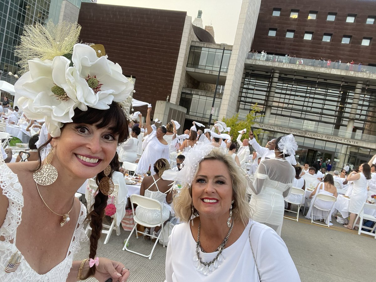 DMC_MediaPR's tweet photo. Fun @DinerEnBlancCIN #dinerenblanc #debcincinnati2021  #dinenblanccincinnati https://t.co/3daSFahZFO