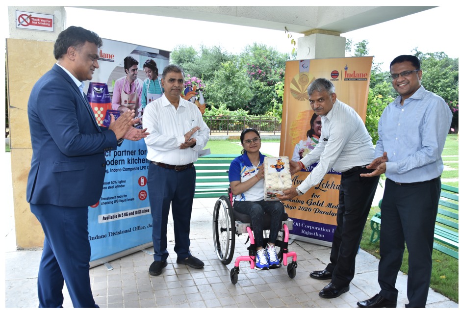 IOCL_Rajasthan's tweet photo. Indian Oil Rajasthan felicitated Ms @AvaniLekhara #Tokyo 2020 Paralymic Gold Medalist for her phenomenal achievement. #Indane composite cylinder, the newest member of @IndianOilcl family was also handed over to the trailblazing shooter. @ChairmanIOCL @Surjeet_Lamba @sunil_iocl https://t.co/aUFissrBm9