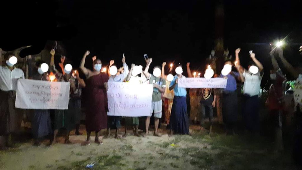 Innie567460862's tweet photo. Despite junta terrorists' strict security measures, night protest at Pyigyidagun tsp, Mandalay took place. #KyawMoeTunRepresentsMyanmar #UN_RecognizeNUG #Sep13Coup #WhatsHappeningInMyanmar https://t.co/8K9wcEKu7F