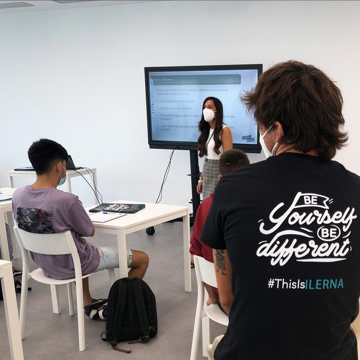 ILERNAFormacion's tweet photo. 🏫#ILERNAMadrid
¡Hoy INICIAMOS CLASES!
Nuestra directora, Gemma Revilla, se ha pasado por las clases para dar la bienvenida a tod@s l@s alumn@s y desearles un feliz año académico.
¡Qué ganas de ver y contaros cómo van aprendiendo tod@s nuestr@s alumn@s!
🌐https://t.co/RbzE9IEdg1 https://t.co/KHVEkDHtpz
