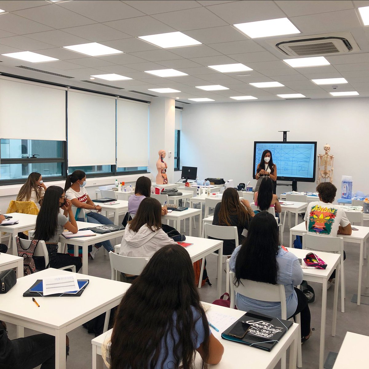 ILERNAFormacion's tweet photo. 🏫#ILERNAMadrid
¡Hoy INICIAMOS CLASES!
Nuestra directora, Gemma Revilla, se ha pasado por las clases para dar la bienvenida a tod@s l@s alumn@s y desearles un feliz año académico.
¡Qué ganas de ver y contaros cómo van aprendiendo tod@s nuestr@s alumn@s!
🌐https://t.co/RbzE9IEdg1 https://t.co/KHVEkDHtpz