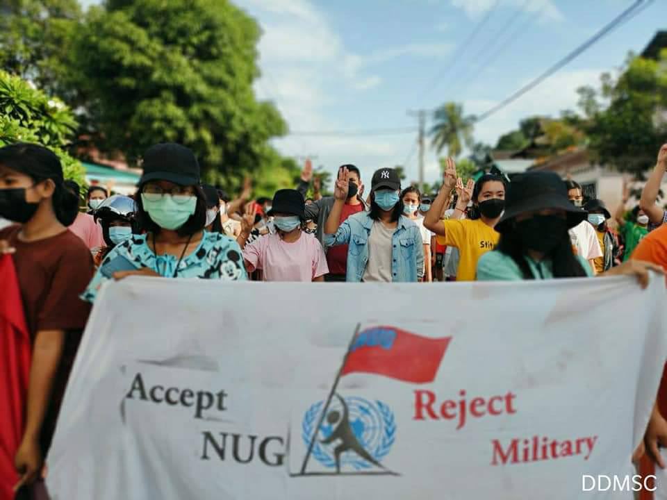 k_khine's tweet photo. Students, youths, &amp; women took to the streets in #Longlone Tsp to protest the dictatorship &amp; to call on the UN to accept @NUGMyanmar &amp; reject SAC. #KyawMoeTunRepresentsMyanmar #UN_RecognizeNUG #Sep13Coup #WhatsHappeningInMyanmar https://t.co/ri8AMex6Mg