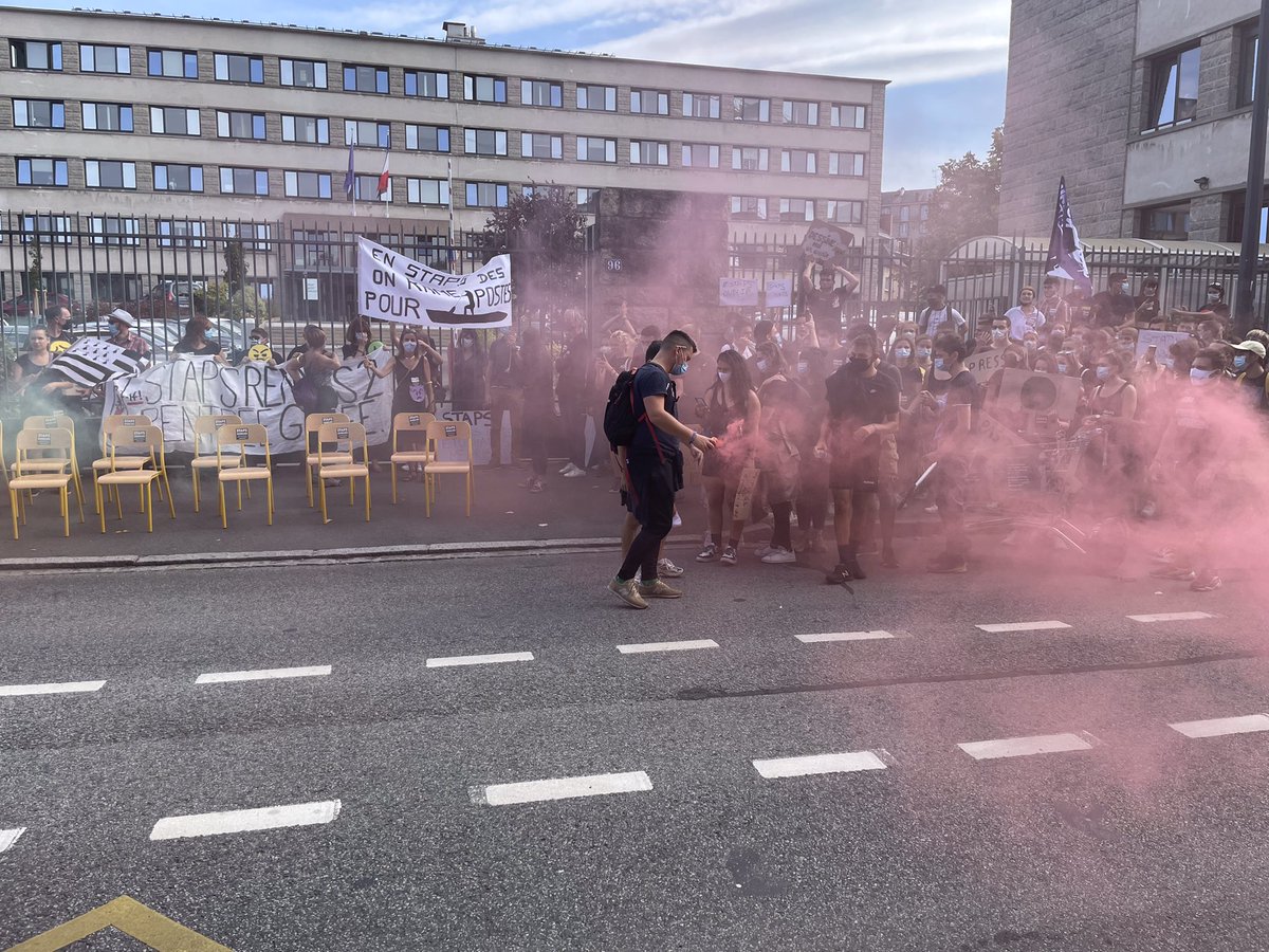 Profs_Staps_R2's tweet photo. Une délégation est reçue au rectorat! Le personnel et les étudiant.e.s attendent autre chose que de l’enfumage! 
#14postes https://t.co/3BPMFmCMDs