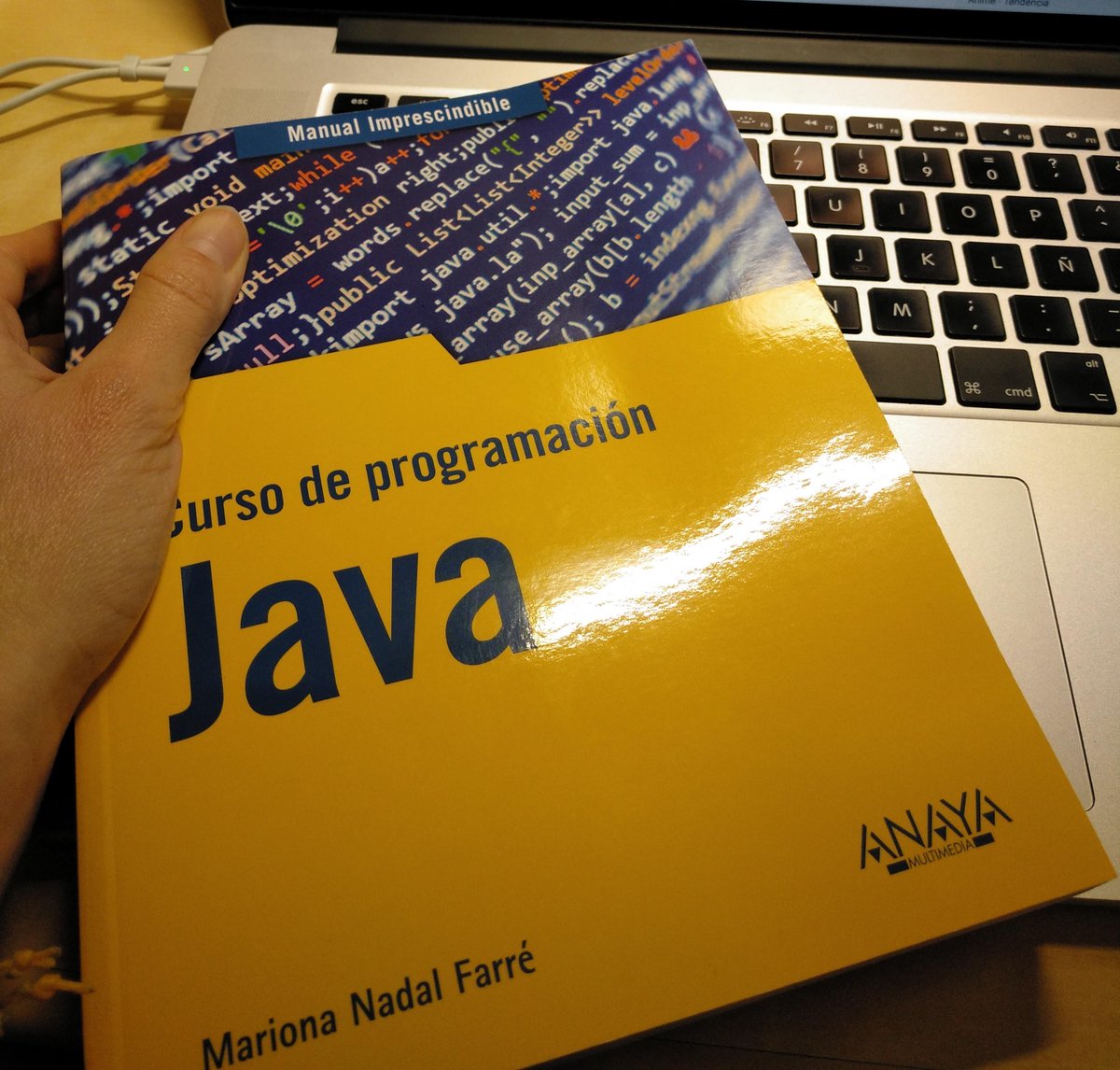 MarionaJava's tweet image. ¿Empezando o a punto de empezar el nuevo curso 2021/22?
¿Vas a aprender a programar este año? ¿En Java?
Entonces probablemente te pueda ayudar mucho este libro: school.dsrroma.es/libro/
#aprenderJava