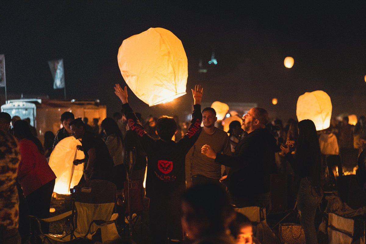 I got hired to be the photographer for a lantern festival🏮- a thread