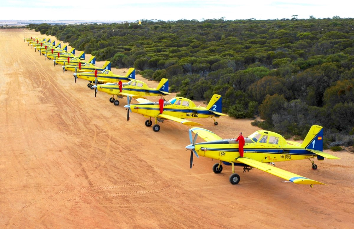 airtractorinc's tweet photo. Australian Air Tractor operator Neville Dunn of Dunn Aviation recently took delivery of AT-802A-0900, the 900th in the 802 ag and firefighting series built by Air Tractor. It will take its place among eleven other Air Tractor aircraft.
#AirTractor #AT802 #Milestones https://t.co/KB1IBuTEJ0