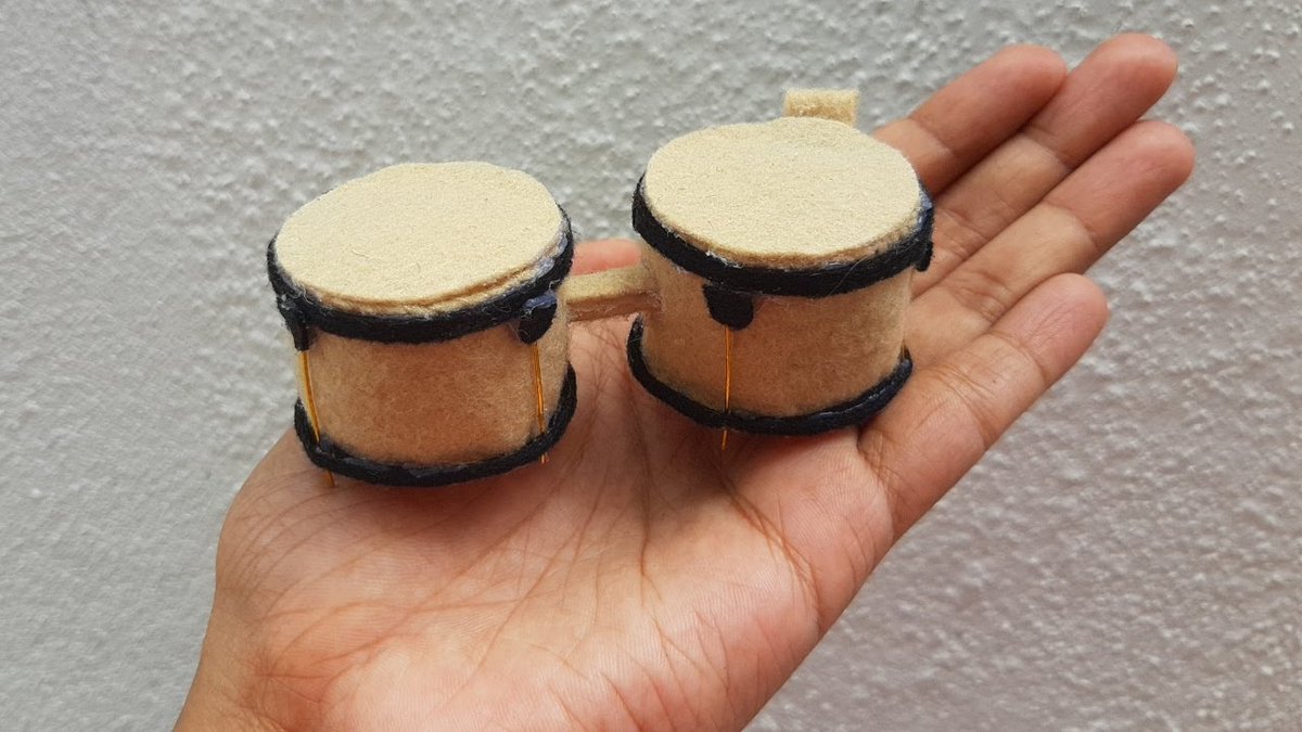 Piyumi Jayamani made this stunning bongo drum keyring from craft felt, she is extremely talented: youtu.be/C7klpLlhfAA #bongo #drumming #latin #craftfelt #crafts #diy #keyring #handmade