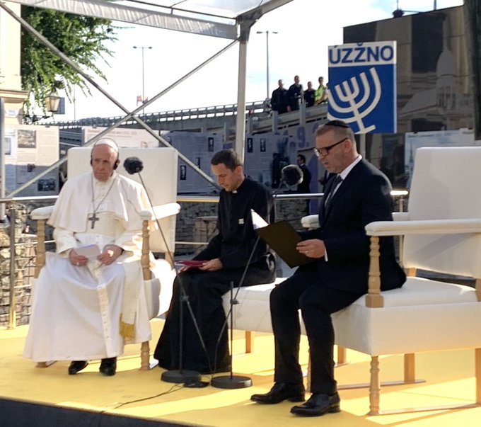 Francisco, en el Memorial de la Shoah