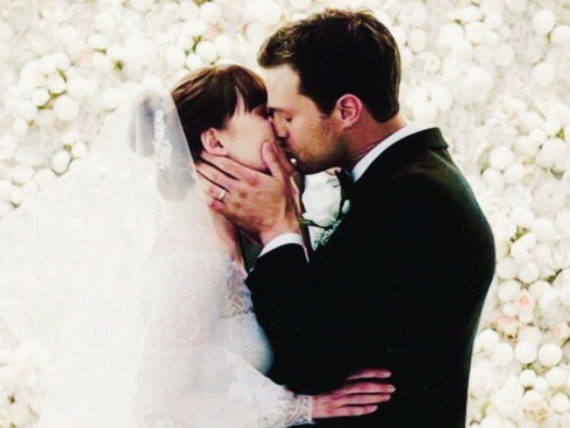 HannahGrandson's tweet photo. Five years ago... @E_L_James #JamieDornan #DakotaJohnson #FiftyShadesFreed 💍👰🏻‍♀️🤵🏻‍♂️👶🏻💰😢♥️♥️♥️👨‍👩‍👧‍👦 https://t.co/yLJlTBA4rY