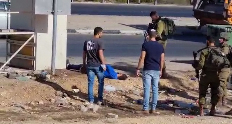 This morning, a Palestinian man was shot by Israeli forces near 'Gush Etzion' settlement, north of Hebron. Soldiers left the man bleeding and prevented a Palestinian paramedic from reaching him to provide the needed treatment. 
#IsraeliTerrorism #Palestine