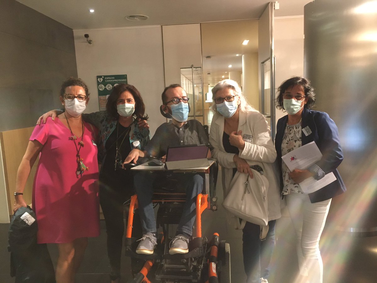 VIDA_ASOC's tweet image. Comentando con @PabloEchenique al que le hemos entregado un escrito para su grupo #ViudasConVoz