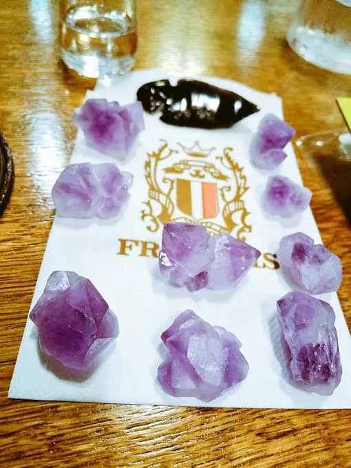 先日、友達への贈り物に綺麗な石を添えたいと思って買いに行ったのですが、
「友達にあげるための綺麗な石を買いにいく」という文章だけでもう小学生のような楽しさに満ちていて大変楽しかったです 
