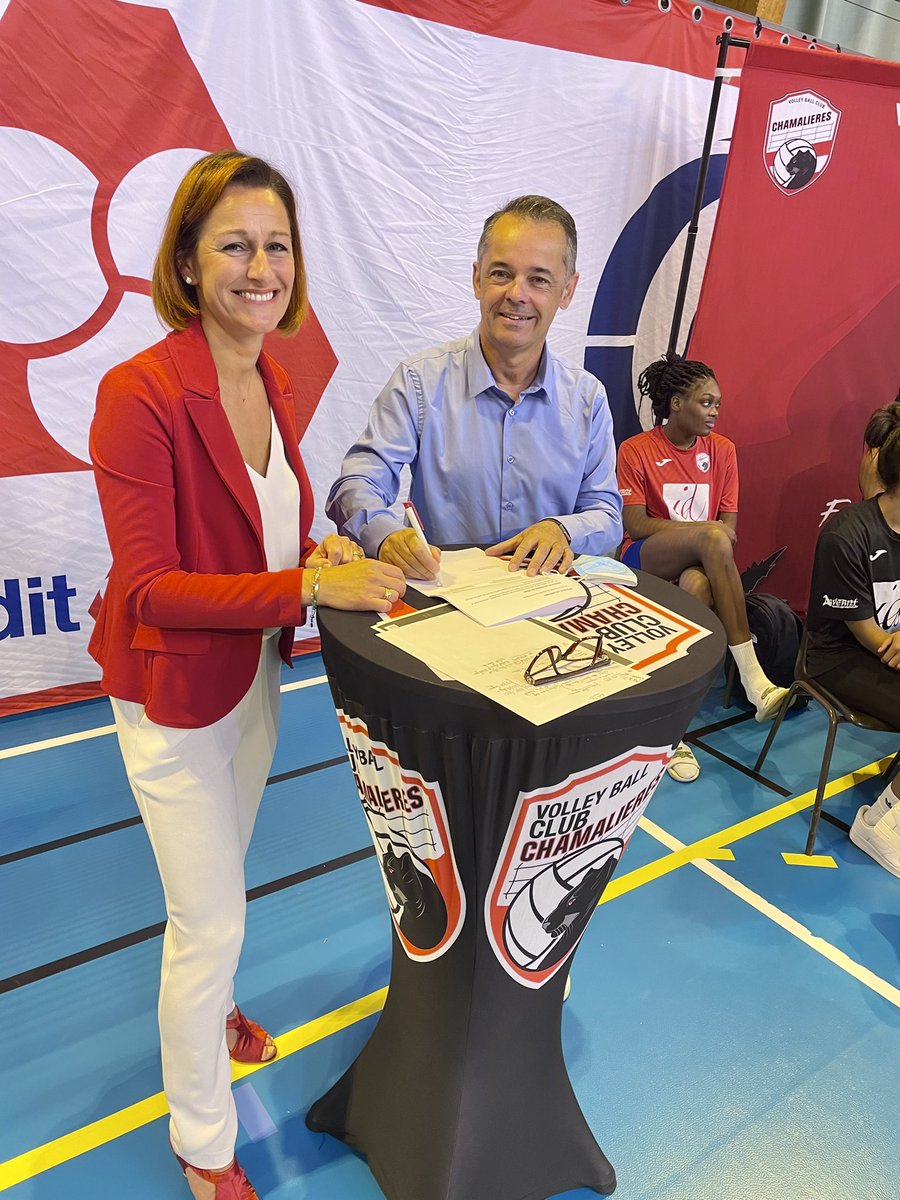 VolleyCham's tweet photo. 🔊 Présentation des nouvelles joueuses du Volley Ball Club Chamalières !

Avec la présence du Président du @CreditMutuel , @FredericRanchon et son équipe communication &amp; marketing. 

Merci pour votre soutien depuis de nombreuses années ‼️le @CreditMutuel nous donne l’élan ! https://t.co/rcscXijatx