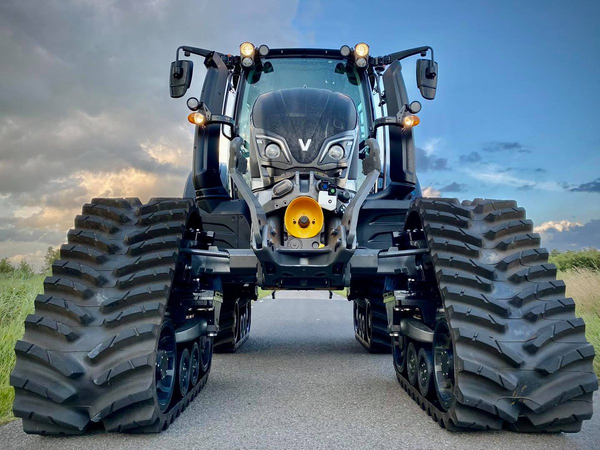 Is there something nicer than a tractor with tracks? For us, no! 🤩

When your tractor is equipped with the S-TECH 600GX track system, you can use it year-round.

📸 : Fa. van der Vegt BV