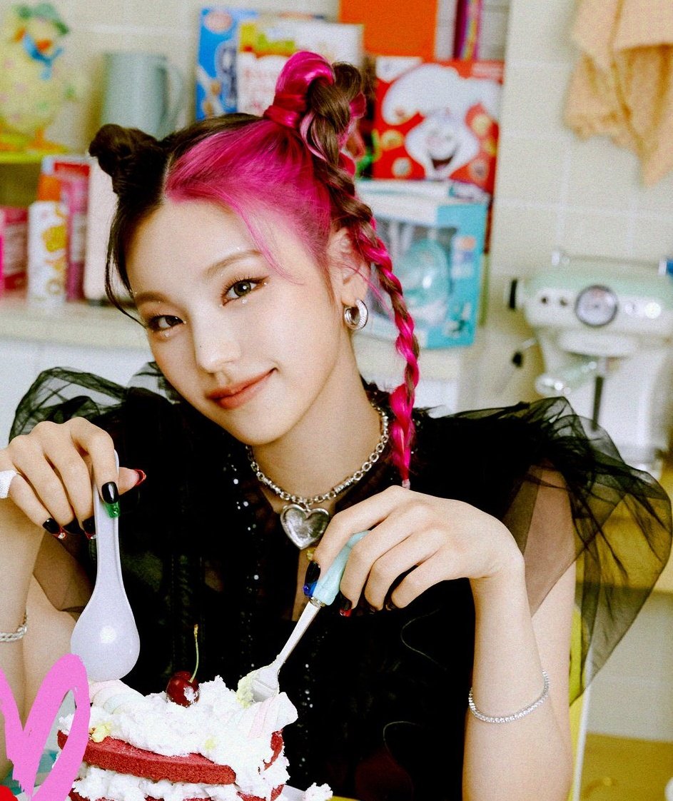 yejipic's tweet photo. LOOK AT HER https://t.co/BvbPZIi5aw