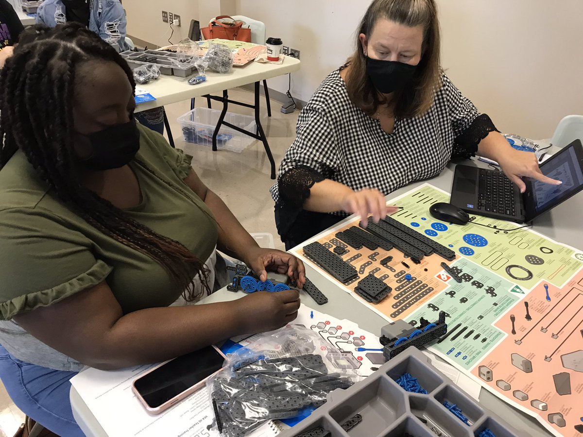 STEAMselma's tweet photo. Our robots are taking shape! Stay tuned! #MakingLearningIrresistible! #Excellence! #TeamSelma! https://t.co/Y94JS1xTo9