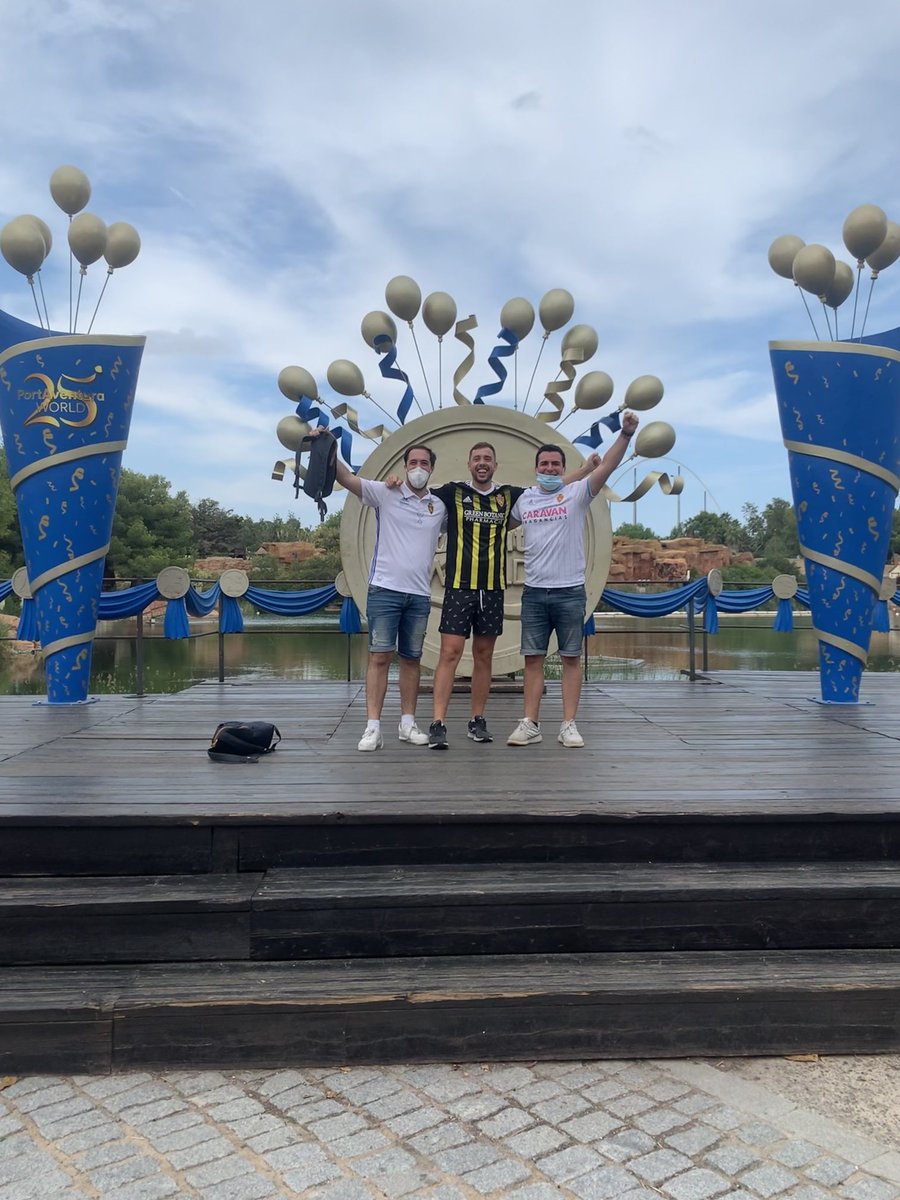 Raulsantis's tweet photo. Te colocas para hacerte una foto en port aventura, y aparecen 2 locos q no conoces de nada corriendo, para ponerse en tu foto. Un mismo sentimiento🤍💙 ⁦⁦⁦⁦⁦@RealZaragoza⁩ https://t.co/yDmyRF0HtE