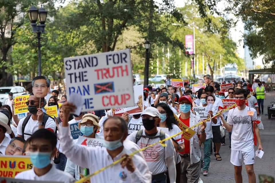 MayPhyu123's tweet photo. Myanmar Nationalities in US protest to support of Our UN Ambassador U Kyaw Moe Tun in Nwe York.
#KyawMoeTunRepresentsMyanmar
#UN_RecognizeNUG
#Sep13Coup
#WhatsHappeningInMyanmar https://t.co/DM7gZqezOj