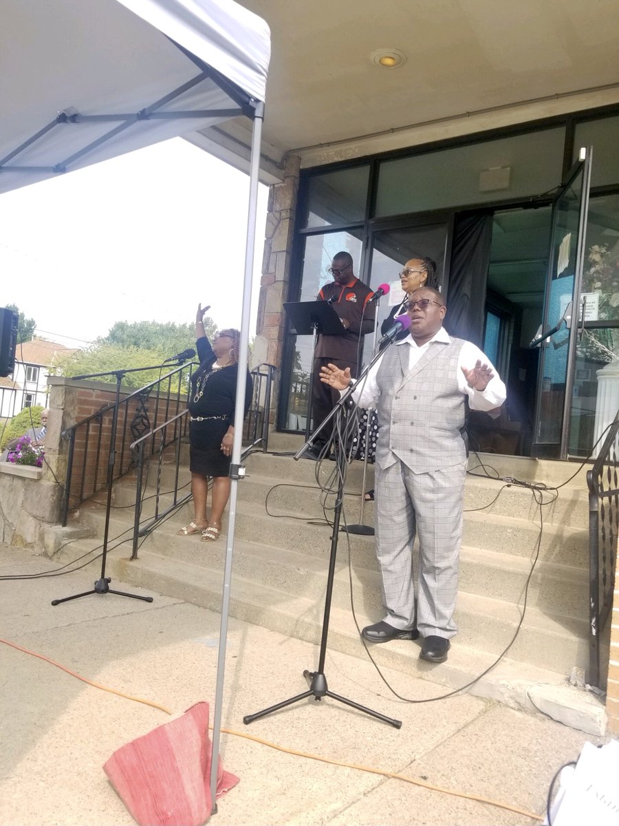 zachreed12's tweet photo. This weekend was jammed packed with festivals, picnics, live entertainment…something for entire the family. I enjoyed meeting with many of you this weekend and sharing my heart for this city.
#GethsemaneBaptistChurch #GrandparentsDay
#ZackforCle https://t.co/QgrhWMP0TO