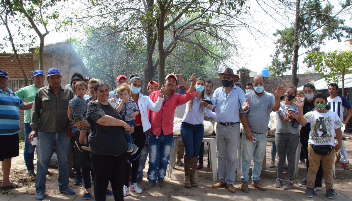 clpanzardi's tweet photo. #CapitanSolari 

Junto al Intendente Guillermo Areco, Concejal Maria Morel, compañer@s y amig@s de la militancia q posibilitó la victoria para @TodosChaco 

Gracias a las autoridades de mesa. 

¡Gracias por el esfuerzo! 🇦🇷☀️❤️

#DefenderChaco 

@jmcapitanich https://t.co/0Z7m5iprFk