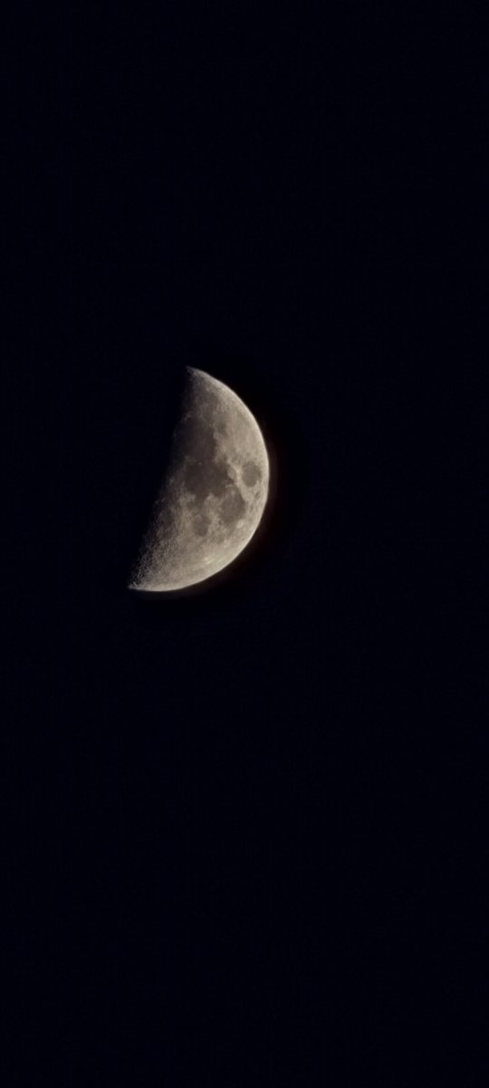 نصف القمر 
تصويري 🙂