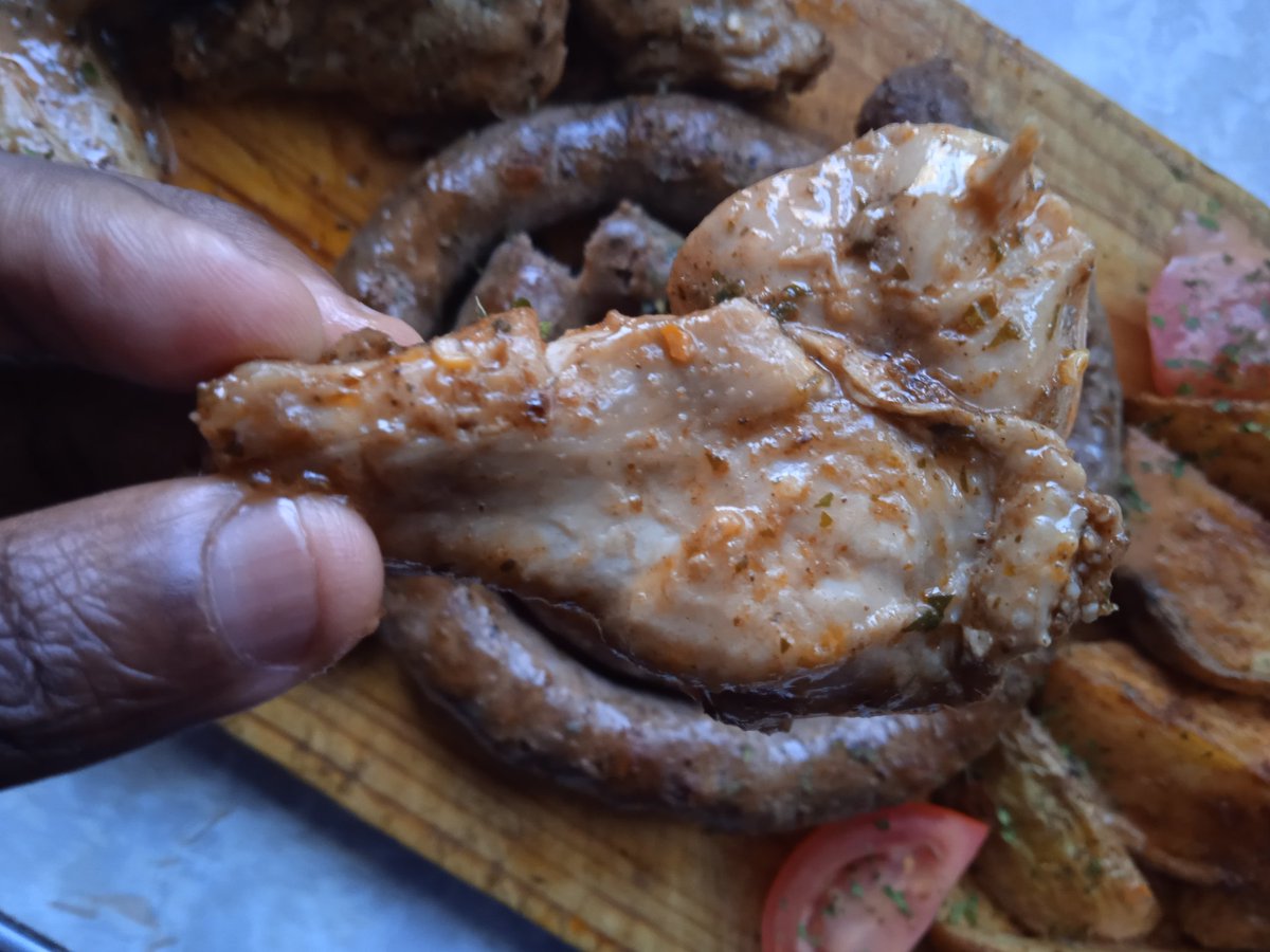 hennymaps's tweet image. Ohh just realized I haven't posted food I have cooked in a while..nnya mme ke santse ke leka leka. GA go bad bad. #Wedges #Winglets #Boerwors  #HennymapsAmateurChef @hennymaps