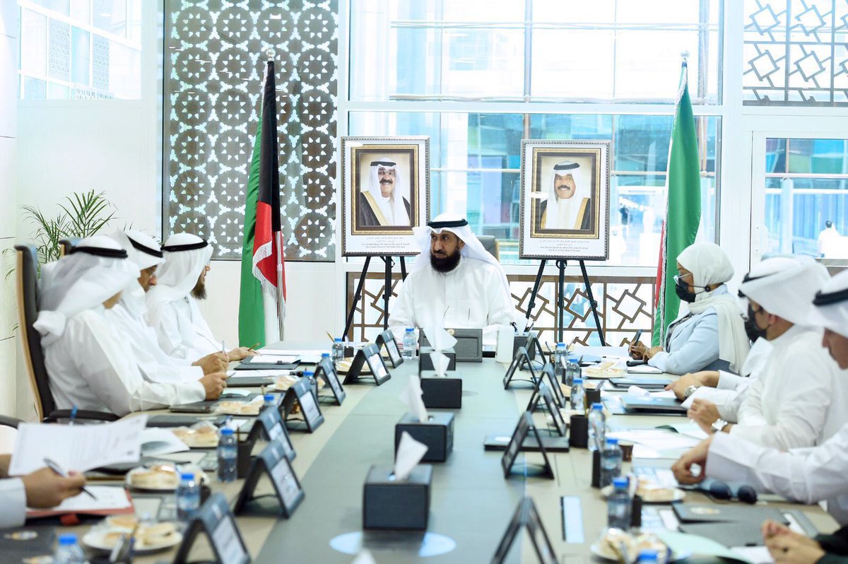 عُقد اليوم الاجتماع الأول للجنة العليا لتطوير العمل الخيري والتي ستكون من أولوياتها :

• إعطاء الأولوية للمشاريع الخيرية داخل الكويت

• تفعيل التوعية المجتمعية بهدف حماية الشباب من الافكار الدخيلة

• تطبيق المعاملات الإلكترونية للربط بين الوزارات والجمعيات الخيرية والمبرات