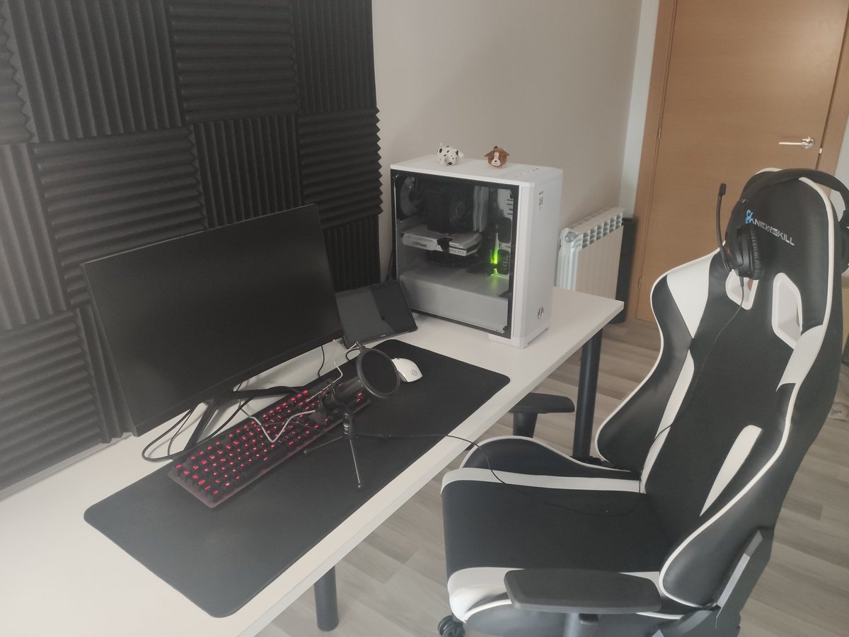 Bufferito4's tweet photo. Os gusta la nueva #setup ? 😏😏😏 Solo falta la camara y estaremos full equip! #gamer #gaming #fullequip https://t.co/QPAvh7oqk6