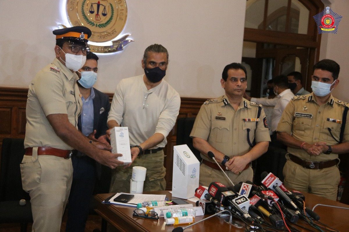 AkshitSunielian's tweet photo. Handsome Hunk Our Anna @SunielVShetty Sir associated with @cure_o2 & @rgfenvgroup for bringing in an incredible technology to fight Coronavirus.
@MumbaiPolice #SunielShetty #ProtectTheProtectors #O2cure https://t.co/U80y1mobCp