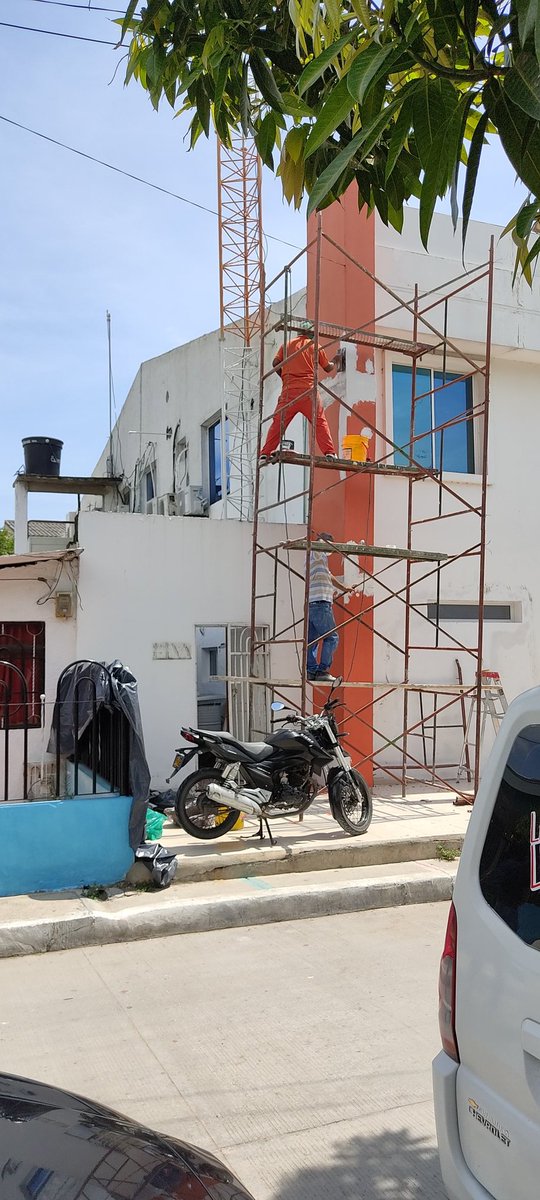jperez001's tweet photo. Sin linea de vida, sin arnés, mano de obra barata? O falta de un área de #SST #trabajoinseguro #maternocostahermosa @rodolfo_ucros @soledadalcaldia @zonacero @AtlanticoEmi https://t.co/Hfumkz35hM