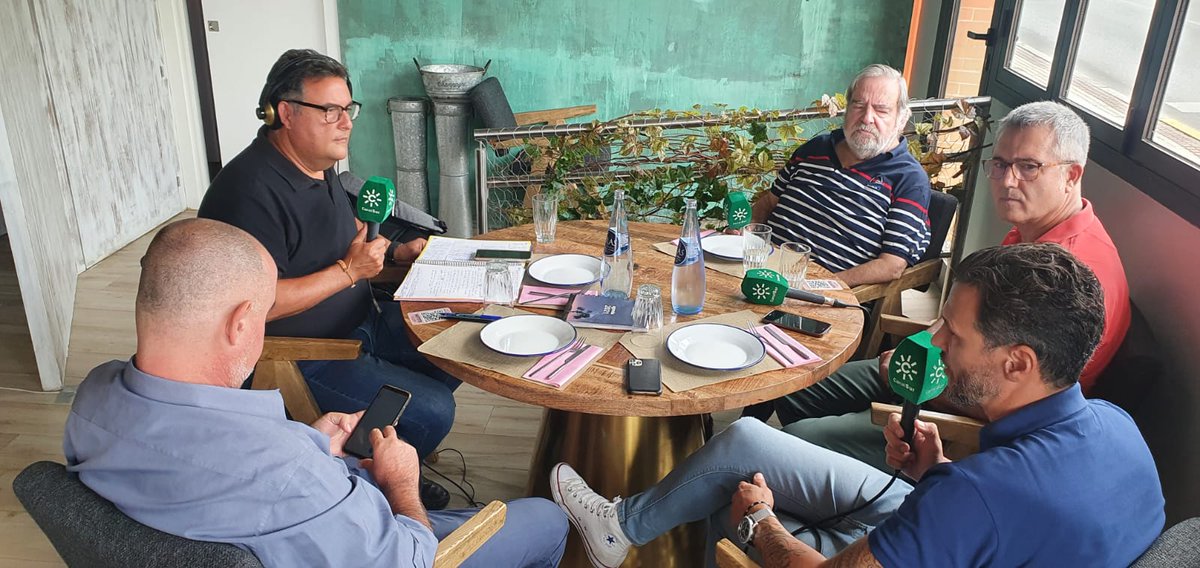 edugilsan's tweet photo. Tertulia en @burrocanaglia en #Hummo Castilleja.con @manolomartinc Capi, Enrique García y Juanma Ávila en @jugadasevilla de @CanalSurRadio https://t.co/4yR0hPIi7U