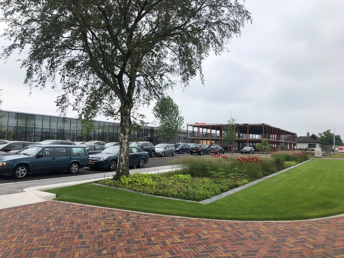 Entreegebied <a href="/AnthuraBV/">Anthura</a>. Van stapsgewijs ontwikkeld kassenterrein naar campusachtige groene ruimtelijkheid. Vernieuwing van kantoorgebouw aanleiding om in aaneengegroeide voorruimte helderheid te creëren voor kwalitatieve uitstraling van het bedrijf.  #OASEstedenbouwlandschap