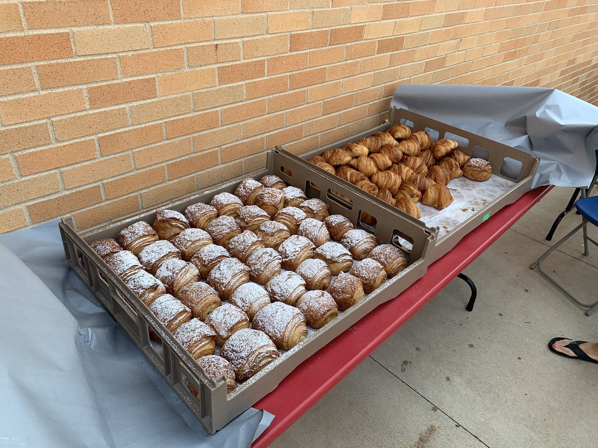 ¿Tienes hambre? Spanish 2 and French 2 students are practicing ordering food in the target language. Thank you to the great Food trucks that participated today. <a href="/ProfeWolek/">Profe Wolek</a> <a href="/WAuroraCAguilar/">Colleen Aguilar</a> <a href="/charles_hiscock/">UncleBubba</a>