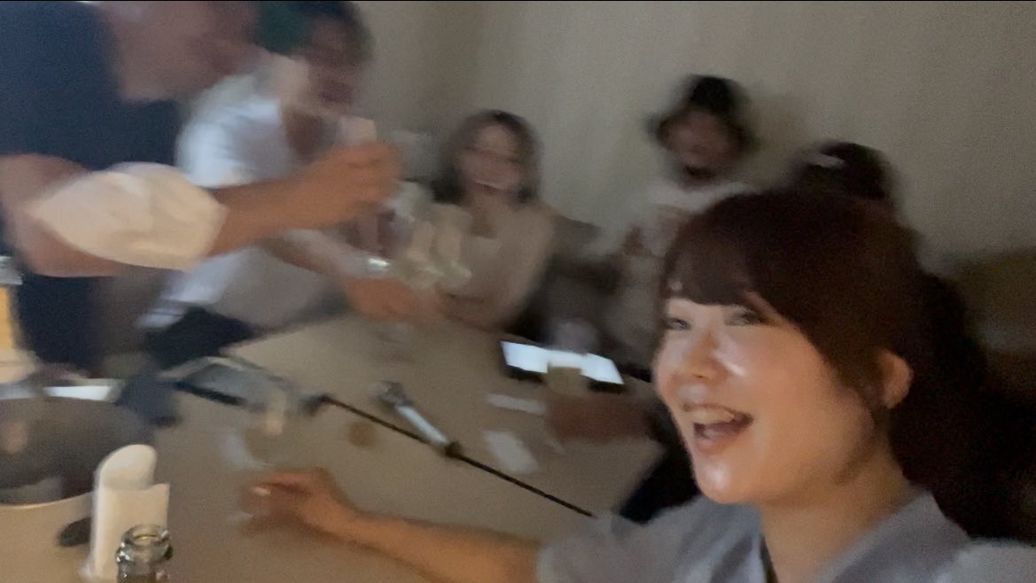 imetmyself's tweet photo. 昨日からまたみんな恋しいモード🥲毎日親友は酔っ払って電話してきてうざいし(恋しい)、いつメンは「お前(わたし)が居なきゃ集まんないよ」とかいうし、北海道に住んでるくせに都内の人より会ってた姐さんは心配だし。韓国は最高だけど、やっぱ大好きなみんなが恋しいよ😢🦋1日1回動画観てるw https://t.co/6DHA8q4KPM