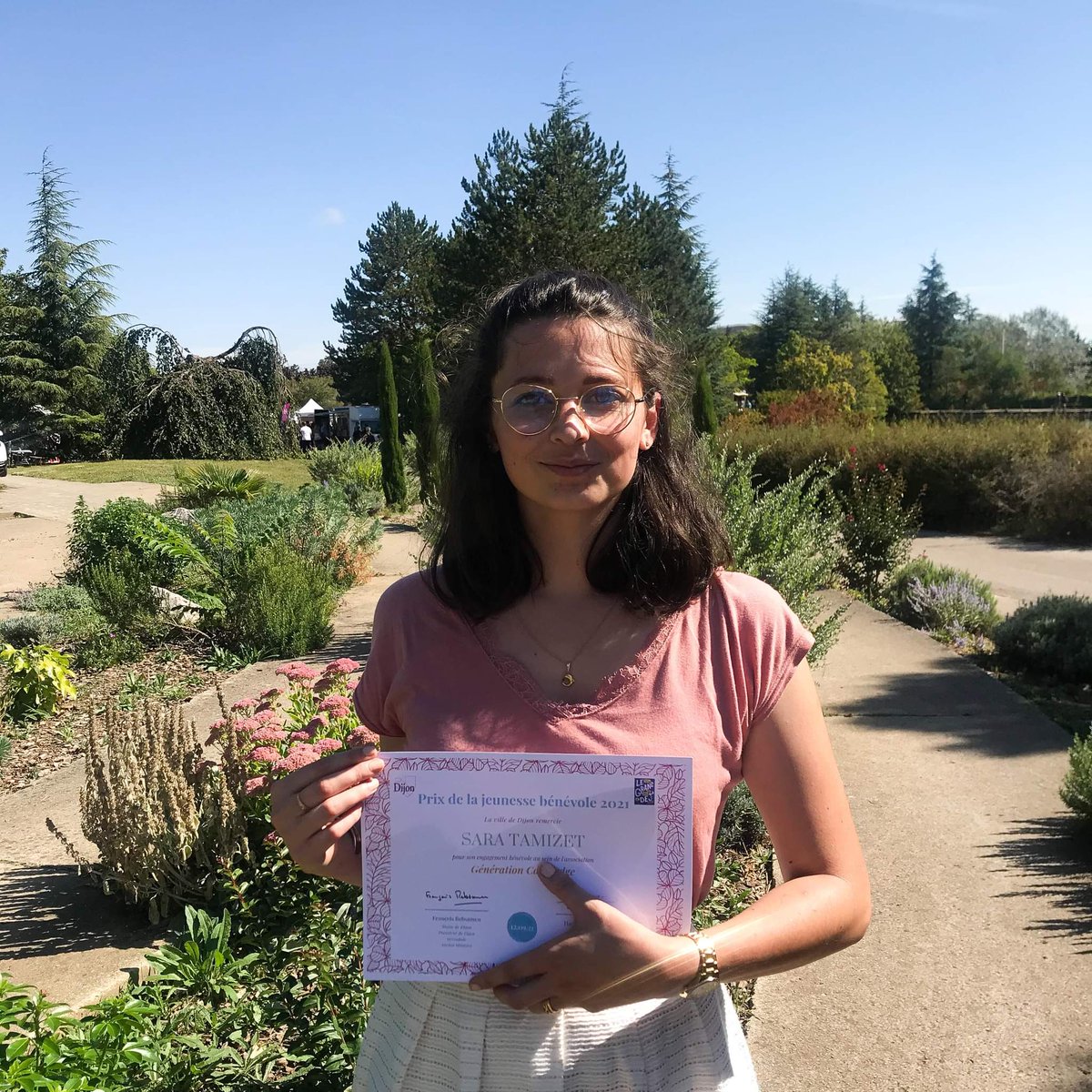 gcampus's tweet photo. [PORTRAIT BENEVOLE]  

Pour cette rentrée, c'est avec grand plaisir que nous avons présenté Sara Tamizet lors du Grand Dej' des associations où elle a notamment reçu le Prix de la Jeunesse Bénévole 🏆 

1/3 https://t.co/98sr1Jfbzu