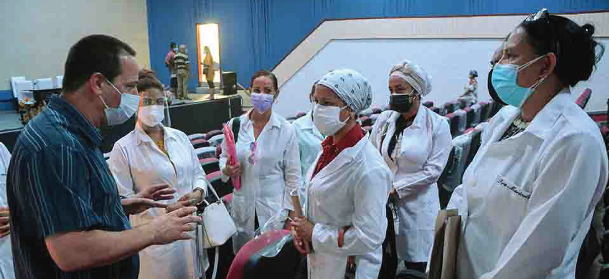 Ministro de Salud <a href="/japortalmiranda/">José Angel Portal Miranda</a>, analizó este domingo la situación sanitaria de Santiago de Cuba, una de las más complejas de la región oriental debido a la elevada transmisión y dispersión de la #COVID19 en toda la provincia.

👉bit.ly/394SbmM

#CubaPorLaVida