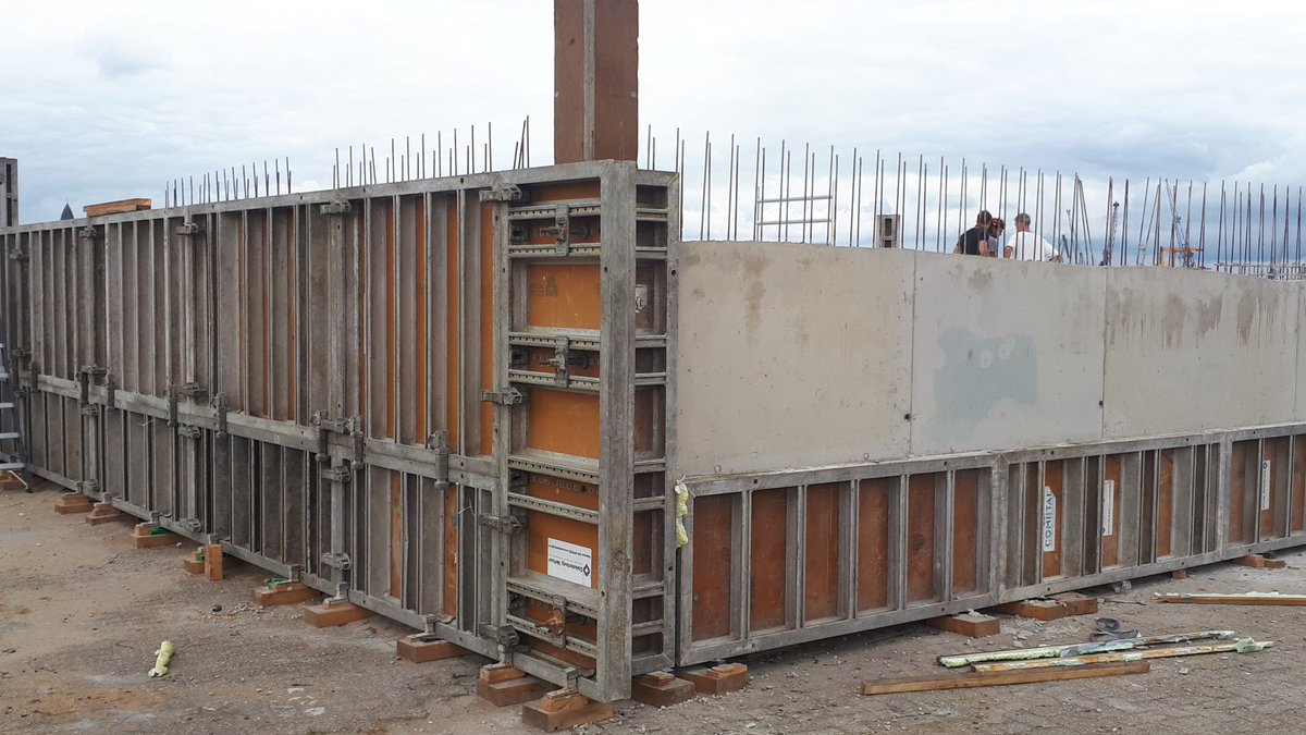 Druk bezig met fundering van duurzame drijvende Havenloft nr 18 <a href="/RDMRotterdam/">RDM Rotterdam</a> Meer weten en/of  nieuwsgierig....kom een keertje kijken! @Stadmakers010 <a href="/iburo010/">Ingenieursbureau Rotterdam</a> <a href="/RdamPartners/">Rotterdam Partners</a> <a href="/duurzaam010/">Rotterdam Duurzaam</a> @AIRrotterdam <a href="/WACommunity/">World Architecture</a>