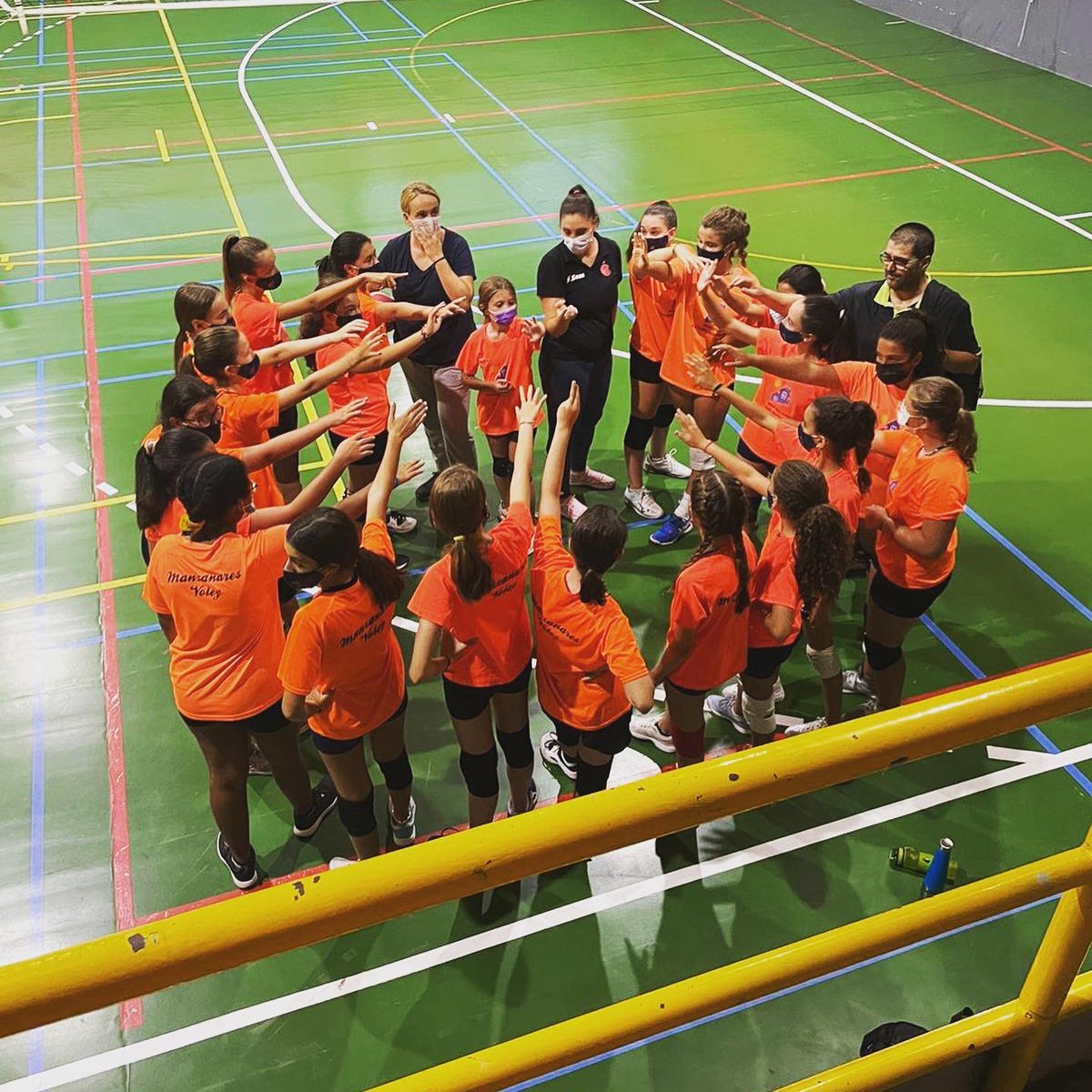 ManzanaresVoley's tweet photo. Nuestros equipos infantiles federados han comenzado los entrenamientos conjuntos.. 

Nos cuesta mucho realizar la división de equipos pero es algo que nos toca esta temporada. 

#Infantilnaranja jugara en 2da división - Grupo B 
#infantilazul militará en 3era división  

#vamos https://t.co/WVpivs3a1U