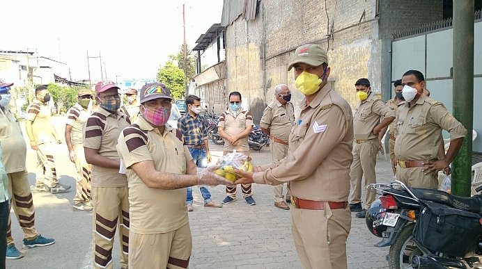 Nitindh777's tweet photo. Shah Satnam Ji Green Ace Welfare Force Wing of #DeraSachaSauda has been continuously encouraging the Corona Warriors by giving lemon water and presenting them with fruit pests and saluting them.#CovidWelfare
#DSSCovidHelp
#CovidWelfareByVolunteers
#DeraSachaSauda
#SaintDrMSG https://t.co/6D6eWHFiM5