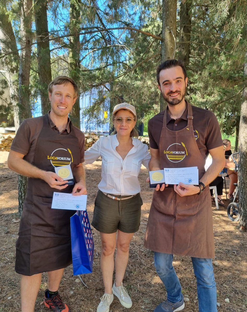 🏅Ce week à #Castries je remettais la médaille de l’Assemblée nationale à Thibault &amp; Damien, ingénieurs agronomes &amp; fondateurs des magasins Locavorium.

En réalisant une sélection rigoureuse de produits locaux pour leurs magasins, ils mettent en œuvre l’#écologie du quotidien. 👏🏼