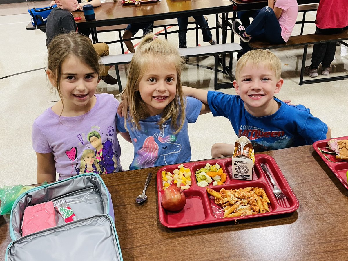 streeterpride's tweet photo. Lunchtime with friends=lots of smiles. Happy Monday!! ☀️☀️#streeterpride #kidsdeserveit #joyfulleaders https://t.co/OUyCsiKFkz