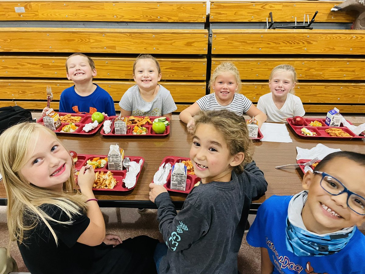 streeterpride's tweet photo. Lunchtime with friends=lots of smiles. Happy Monday!! ☀️☀️#streeterpride #kidsdeserveit #joyfulleaders https://t.co/OUyCsiKFkz