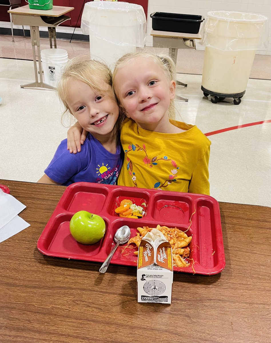 streeterpride's tweet photo. Lunchtime with friends=lots of smiles. Happy Monday!! ☀️☀️#streeterpride #kidsdeserveit #joyfulleaders https://t.co/OUyCsiKFkz
