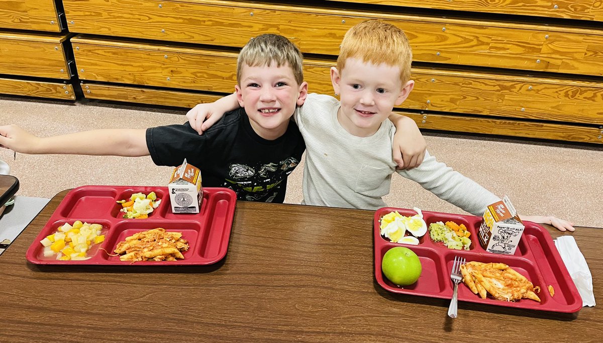 streeterpride's tweet photo. Lunchtime with friends=lots of smiles. Happy Monday!! ☀️☀️#streeterpride #kidsdeserveit #joyfulleaders https://t.co/OUyCsiKFkz