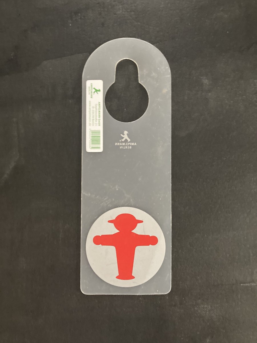 La poignée de porte coiffée d’un Ampelmann : l’outil INDISPENSABLE pour le télétravailleur.