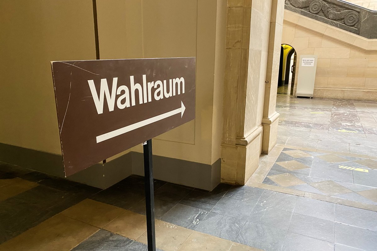 Bei den Wahlen für den Rat der Stadt haben gestern die Grünen die meisten Stimmen auf sich vereint. Die vorläufige Sitzverteilung sieht wie folgt aus: Grüne 18, SPD 18, CDU 13, FDP 4, Linke 4, AfD 3 sowie "Die Partei", Volt, Piraten und Hannoveraner je 1: hannover.de/Leben-in-der-R…